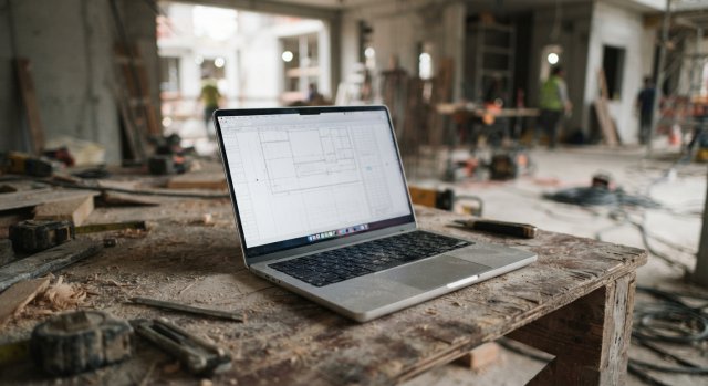Nahaufnahme eines Laptops auf einer Baustelle, symbolisiert die Entwicklung einer PWA.
