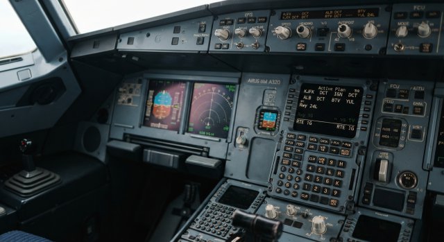 Cockpit-Ansicht eines Flugsimulators mit Airbus A320 Instrumenten und aktivierter ATC-Toolbar