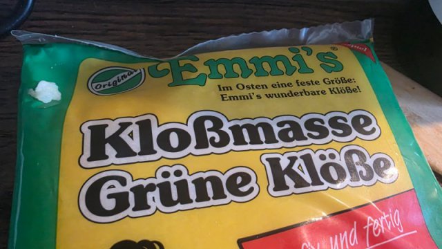 Verpackung von Emmis Klo&szlig;masse mit der Aufschrift Gr&uuml;ne Kl&ouml;&szlig;e und dem Slogan Im Osten eine feste Gr&ouml;&szlig;e