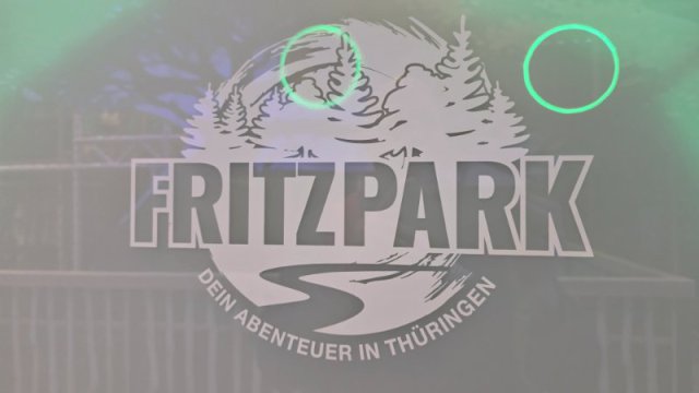 Logo des Indoorspielplatzes Fritz Park in Zella-Mehlis mit Schriftzug und Waldgrafik an einer Glasfront.