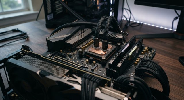 Moderne PC-Hardware und Grafikkarten auf einem Schreibtisch bei gedimmter Beleuchtung