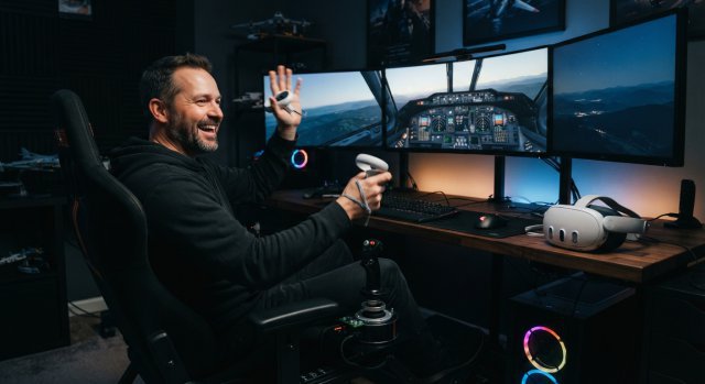 VR-Headset auf einem Schreibtisch neben einem Flugsimulator-Setup.