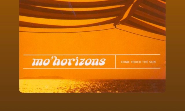 Albumcover von Mo' Horizons mit dem Titel Come Touch The Sun in warmem Orange, das eine sommerliche K&uuml;ste bei Sonnenunte